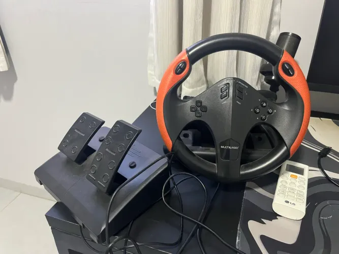 Pedal e volante pouco usado