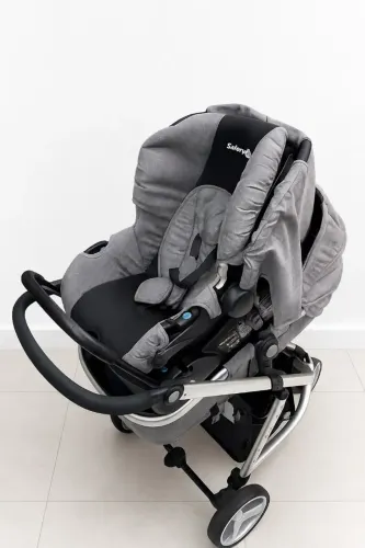 Carrinho de bebê com bebê conforto safety