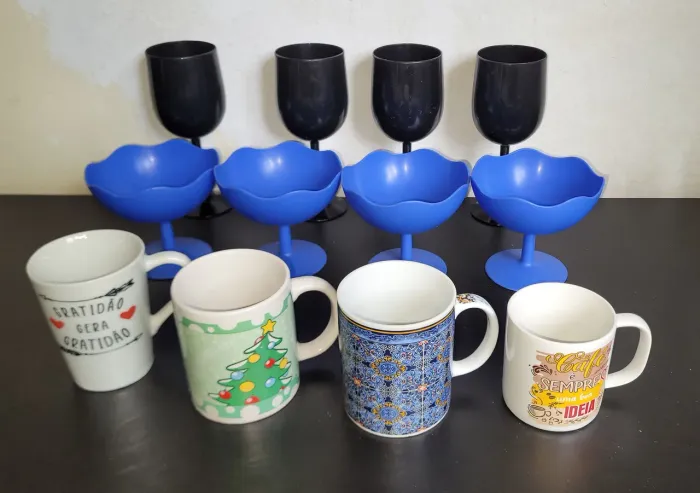 Lote com Canecas e Taças de Plástico - 12 Peças