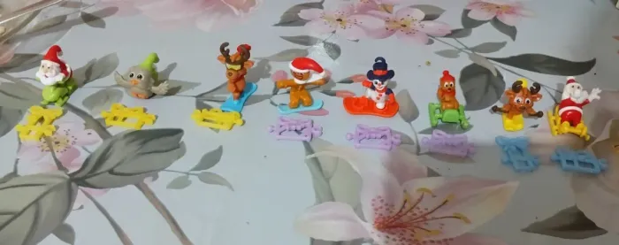 8 personagens coleção de natal kinder 2025