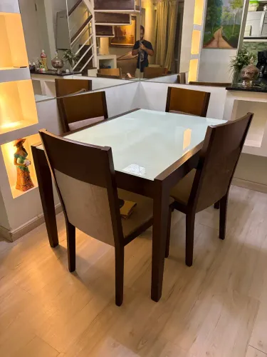 Mesa de jantar de madeira com tampa de vidro