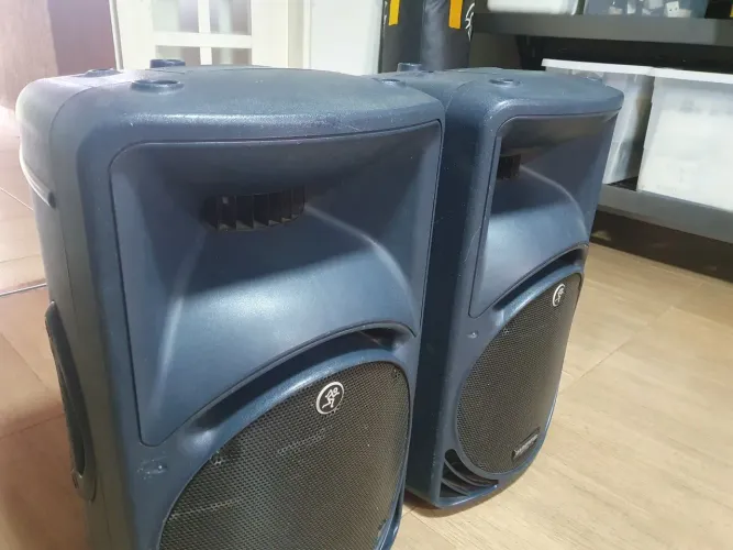 Caixa Mackie SRM 450 V2 cinza, 110 Volts