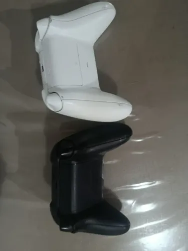 Xbox Series S com 2 controles