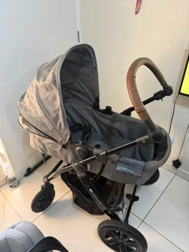 Carrinho de bebê com bebê conforto