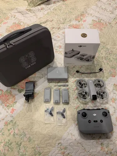 Drone DJI NEO Fly More Combo + Maleta