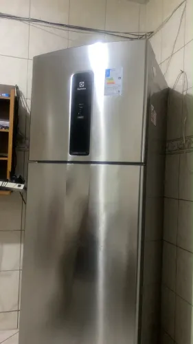 Geladeira eletrolux de 1 porta, contém freezer e compartimento para fazer gelo
