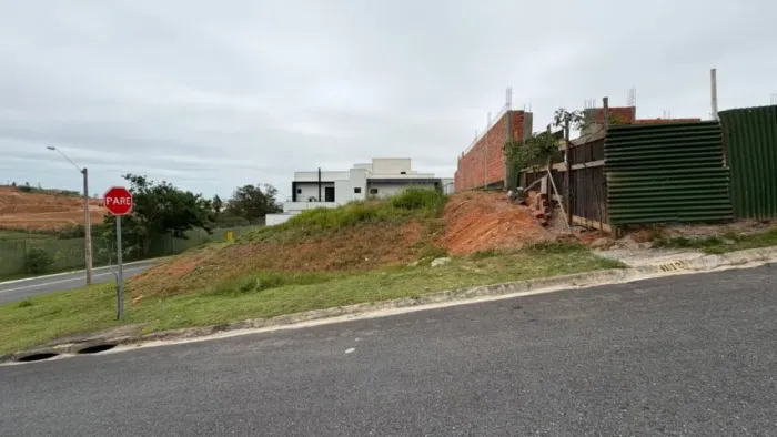 Terreno de 10 x 25 m no cond. Sunlike com projeto aprovado e sondagem do solo. Ótimo valor