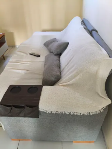 Vendo sofá retratil de dois lugares, apenas com 6 meses de uso