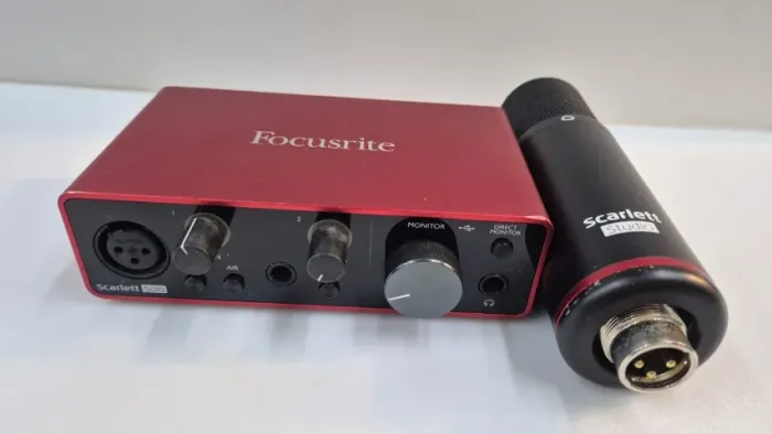 INTERFACE DE AUDIO FOCUSRITE SOLO COM MIC STUDIO  pouco uso 