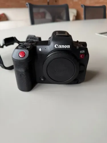 Canon EOS R5C corpo + cage SmallRig, menos de 2 mil cliques