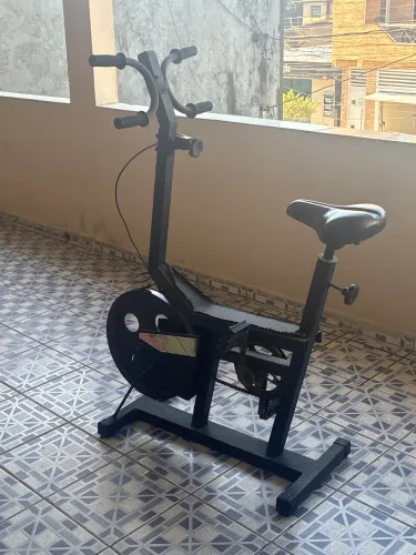 BICICLETA ERGOMÉTRICA (ACADEMIA)