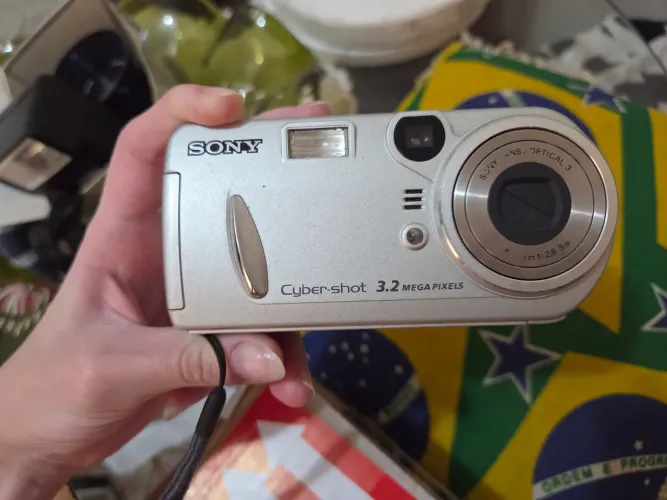 Sony Cyber-shot DSC-P (prata, 3.2MP)