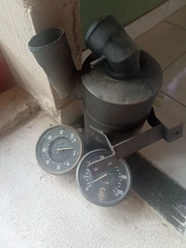 Vendo 1 porta filtro de ar pra 608 e 2 velocímetro