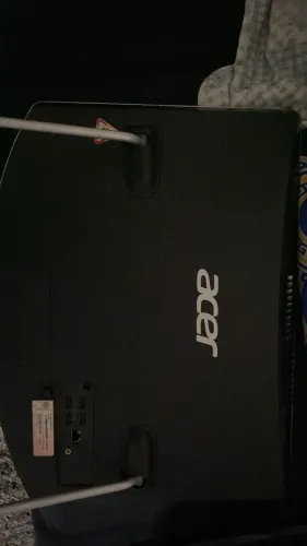1- Acer Aspire 1-All in One AOC os dois é um computador "tudo em um" (all-in-one)