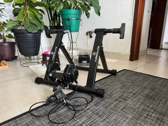 Suporte para pedalar em casa com regulagem de velocidade