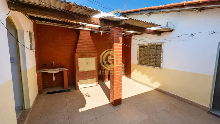 Casa com Edícula à Venda no Parque Santo Antônio em Jacareí: 3 Quartos, 3 Banheiros, 125m²