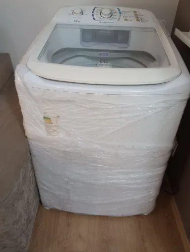 Lava roupa Electrolux 13 kg.