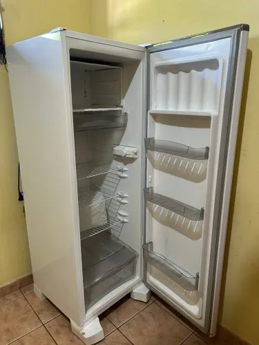 Vende-se Geladeira Semi-nova