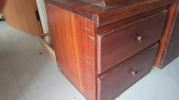 Vendo criado mudo, duas unidades, madeira de lei, pau darco.