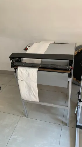 Maquina de fabricação de sacos e sacolas