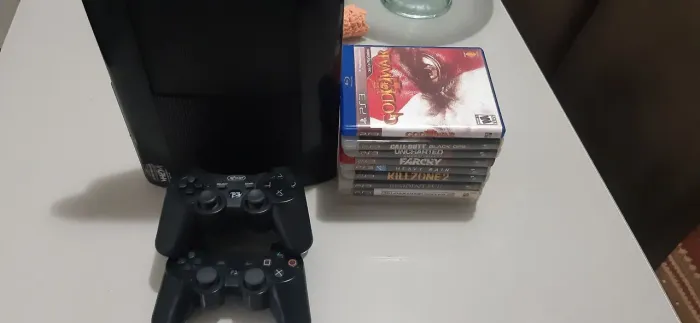 Vendo ou troco ps3 com três controles e oito jogos fisicos por 650 reais