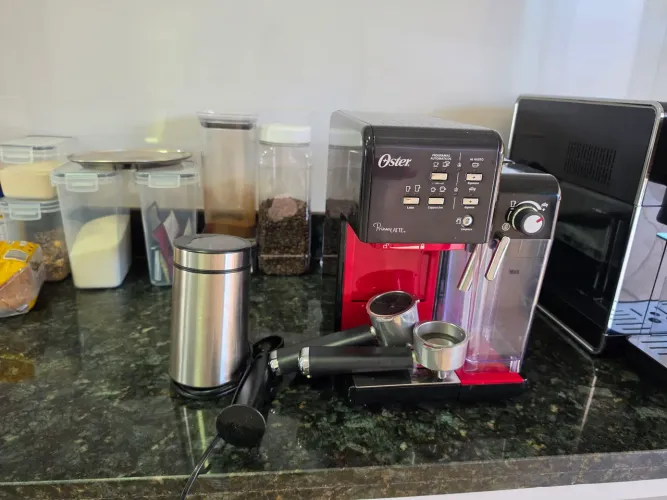 CAFETEIRA OSTER 110v Vermelha com moedor de café em grãos
