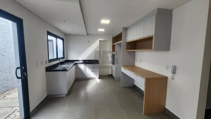 Casa de Condomínio com 3 quartos