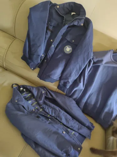 2 jaquetas mais moletom do colégio cm