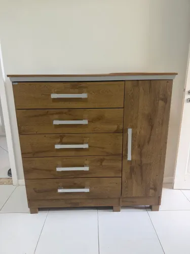 Cômoda com 5 gavetas e 1 porta