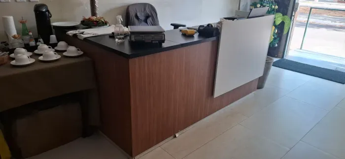 Balcão atendimento em L com 3 portas e 4 gavetas em excelente estado 