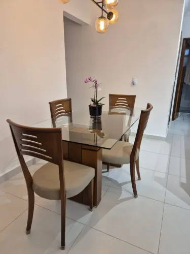 Mesa de jantar com tampo de vidro com 4 cadeiras.
