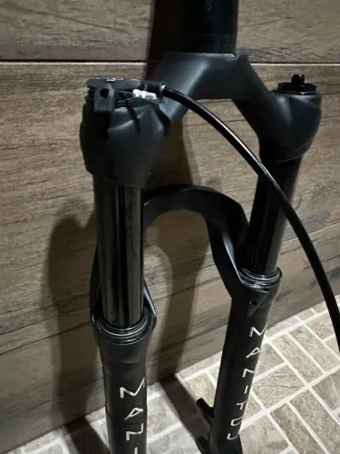 Suspensão trava no guidão Manitou Manchete ar boost semi nova $2.200 