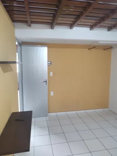 2 cômodos pequenos incluso água e luz para 1 pessoa não fumante.