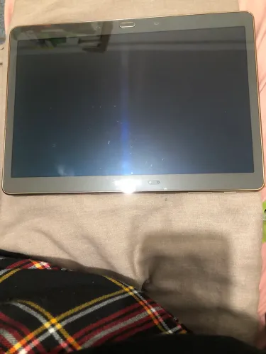 Samsung Galaxy Tab S 10.5" (Modelo SM-T800), na cor Bronze Titânio.