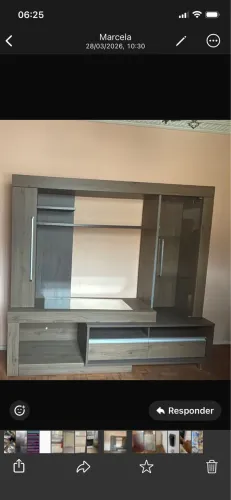 Estante com portas de vidro 