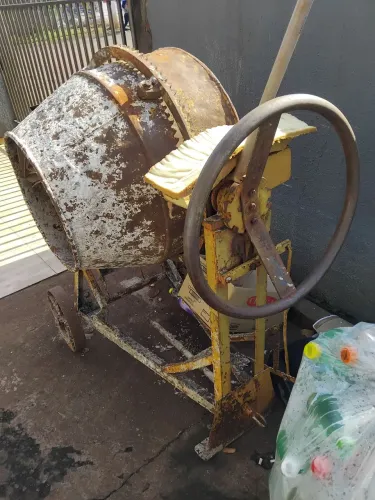 Betoneira pequena antiga
