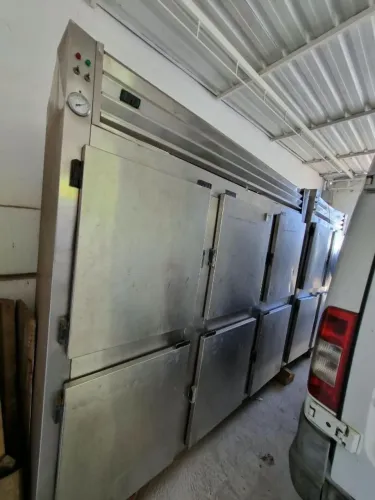 Vendo geladeira industrial profissional em aço inox com 6 portas, ideal para restaurantes,