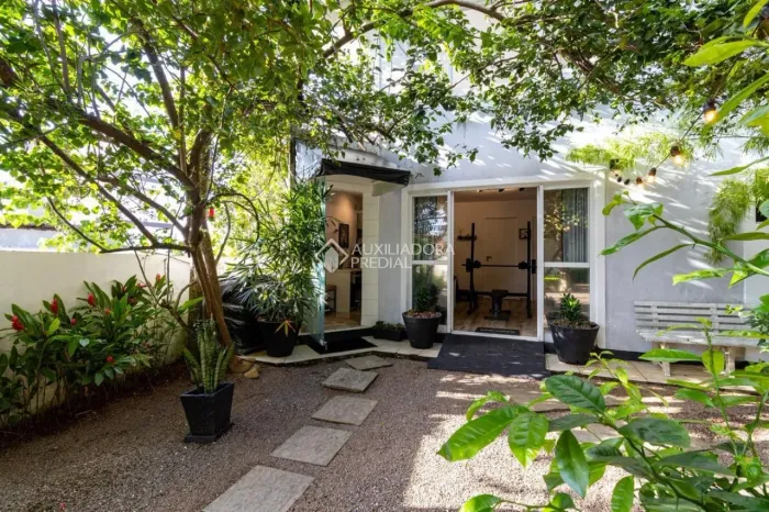 Casa com 4 Quartos para alugar, 200m² - Agronômica