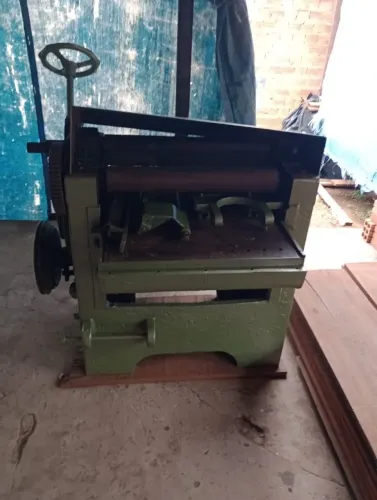 Vende-se Máquina movelaria - Desengrosso Invicta 600mm eixo quadrado completo e revido 
