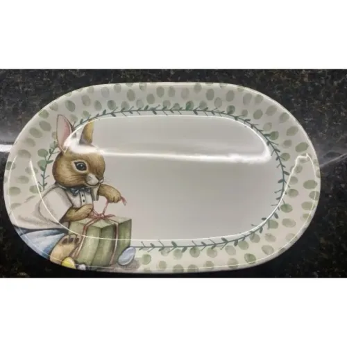 Travessa com cena de coelho masculino.