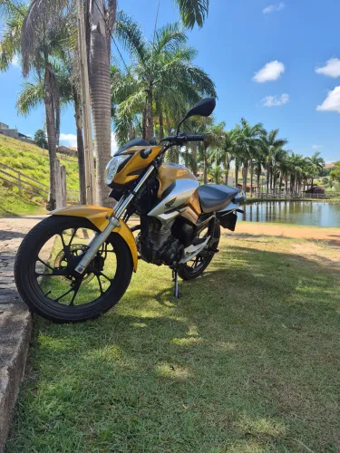 Titan 160 dourada, 2022