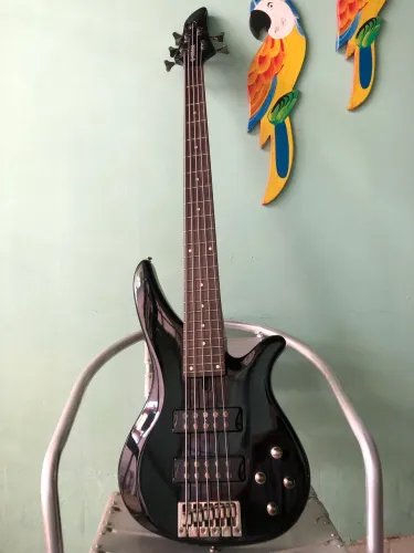 Baixo Yamaha