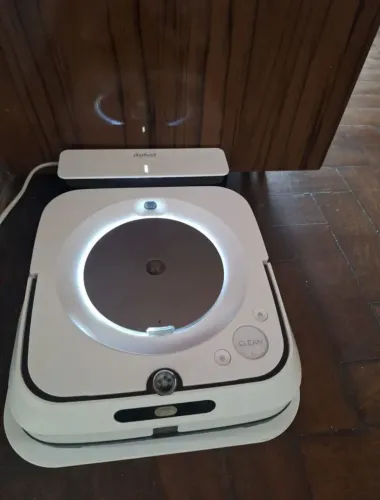 Robo passa pano no chao com desinfetante