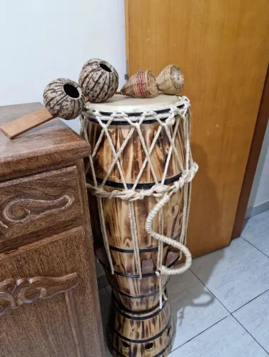 Vende-se atabaque novo couro de boi dois caxixi e um agogo todos novos