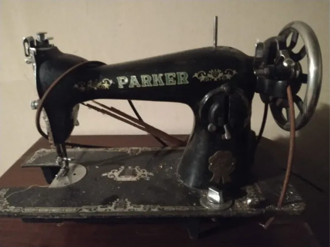 Máquina de costura marca PARKER - Relíquia. Funcionando perfeitamente.