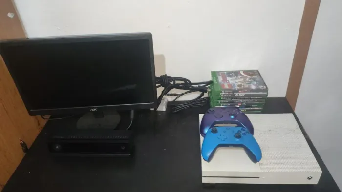 Xbox one s + dois controles + um ngc da câmera do Xbox + 6 DVD + um monitor fora a conta