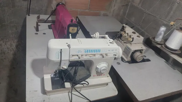 Máquinas Industrial Reta e Overloque Ponto Cadeia e Máquina Doméstica de Casear e Botoar