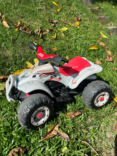 Quadriciclo eletrico infantil Peg Perego T-rex 
