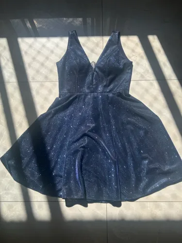 Vestido de festa azul com brilho