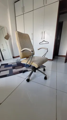 CADEIRA DE ESCRITORIO COM RODINHAS E CONTROLE DE ALTURA